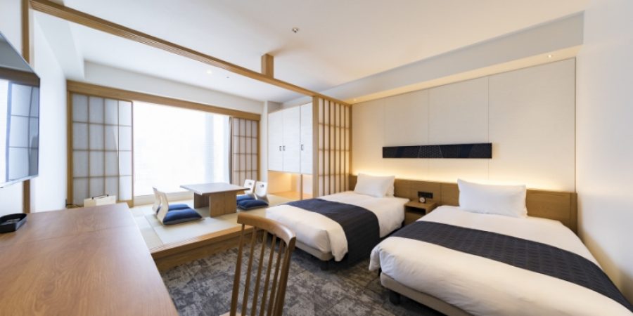 酒店房間內設有兩張床和一張書桌，提供舒適的住宿和工作空間。